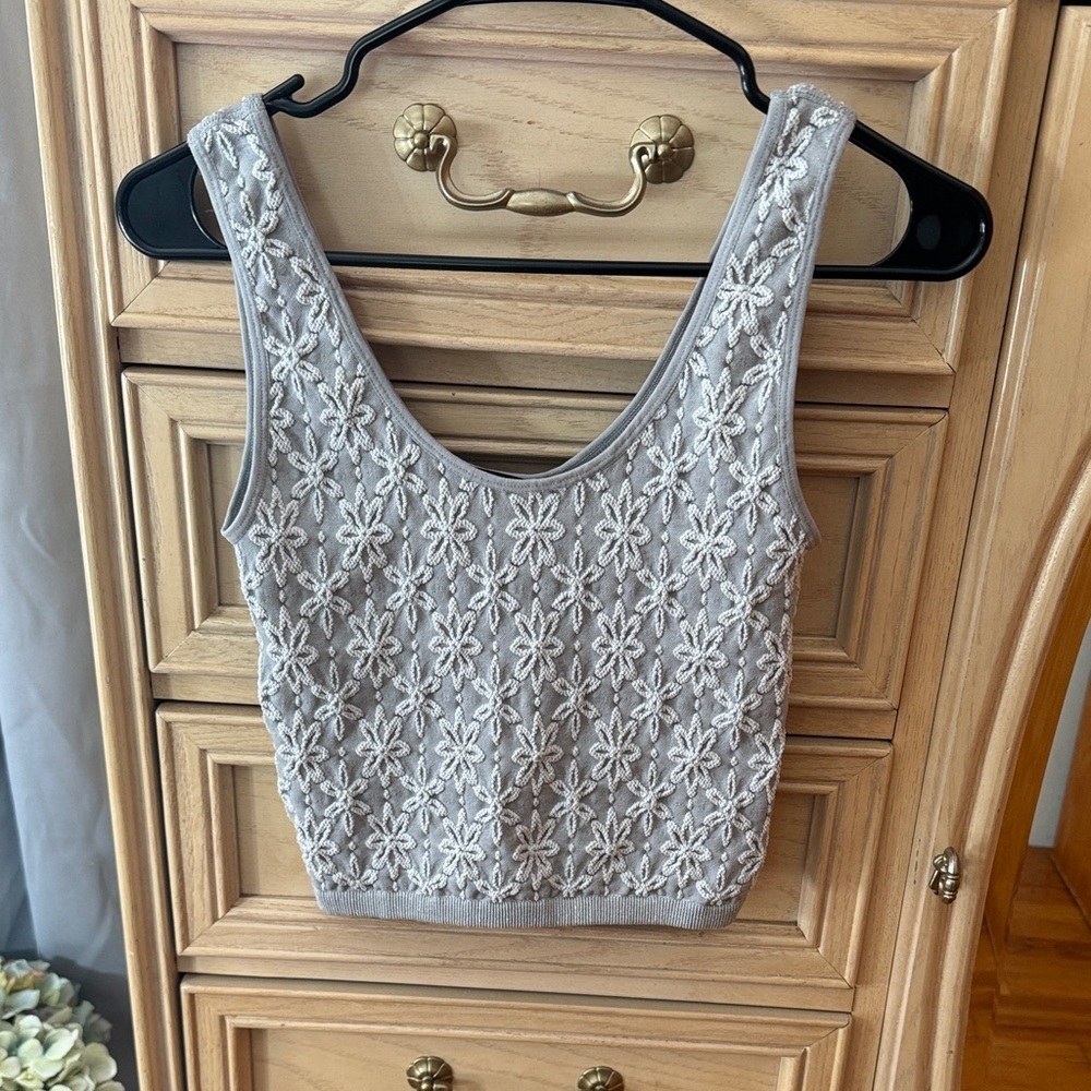 Forever 21 Gray Floral Crop Top